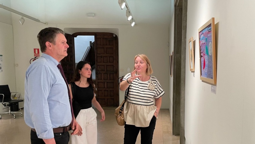 Ignacio Gramún visita la exposición ‘Asapme Huesca: 30 años Pintando Futuro’